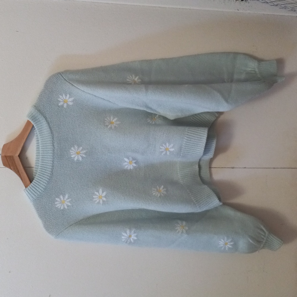 Cute daisy sweater